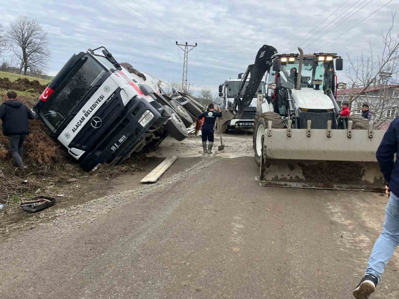 Samsun’un Alaçam ilçesinde meydana gelen trafik kazasında, Alaçam Belediyesi’ne ait