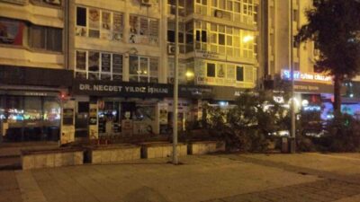 Samsun’da fırtına nedeniyle Cumhuriyet Meydanı’ndaki çam ağacı kökünden yıkıldı. Meteoroloji