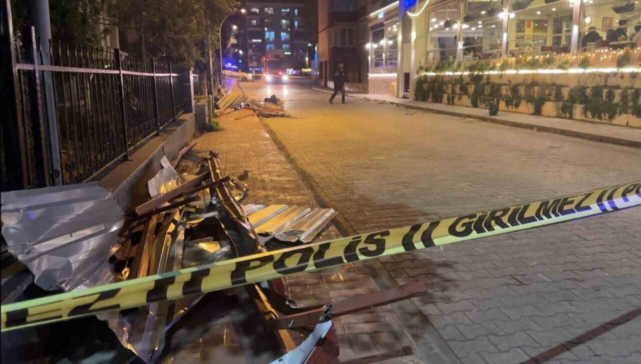 Samsun’da etkili olan fırtına nedeniyle binaların çatısı uçtu, ağaçlar devrildi.