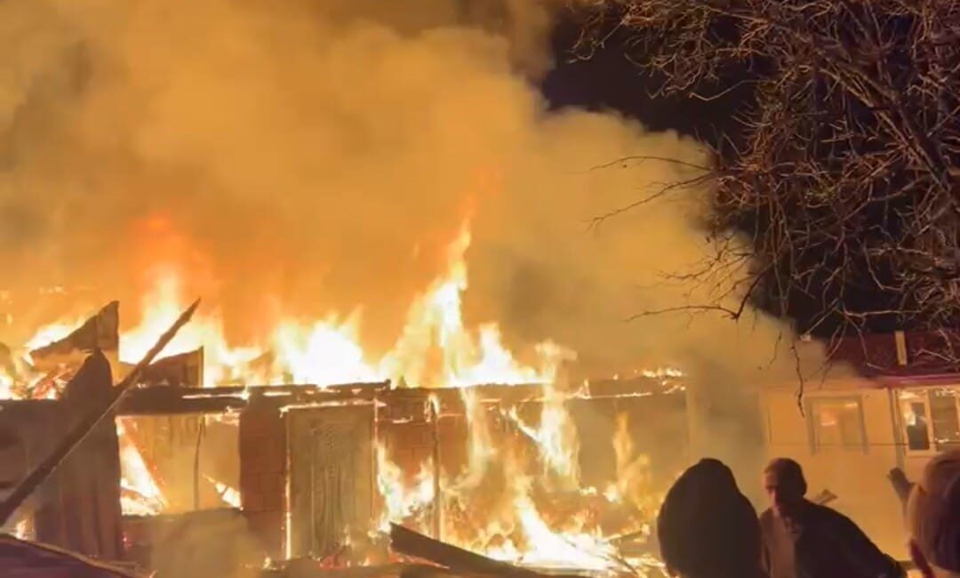 Samsun’un Vezirköprü ilçesine bağlı Kızılkese Mahallesi’nde gece saatlerinde çıkan yangın,