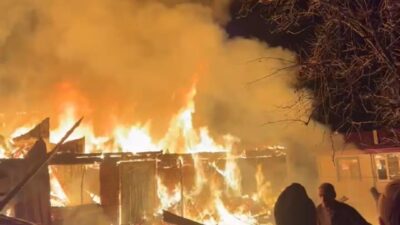 Samsun’un Vezirköprü ilçesine bağlı Kızılkese Mahallesi’nde gece saatlerinde çıkan yangın,