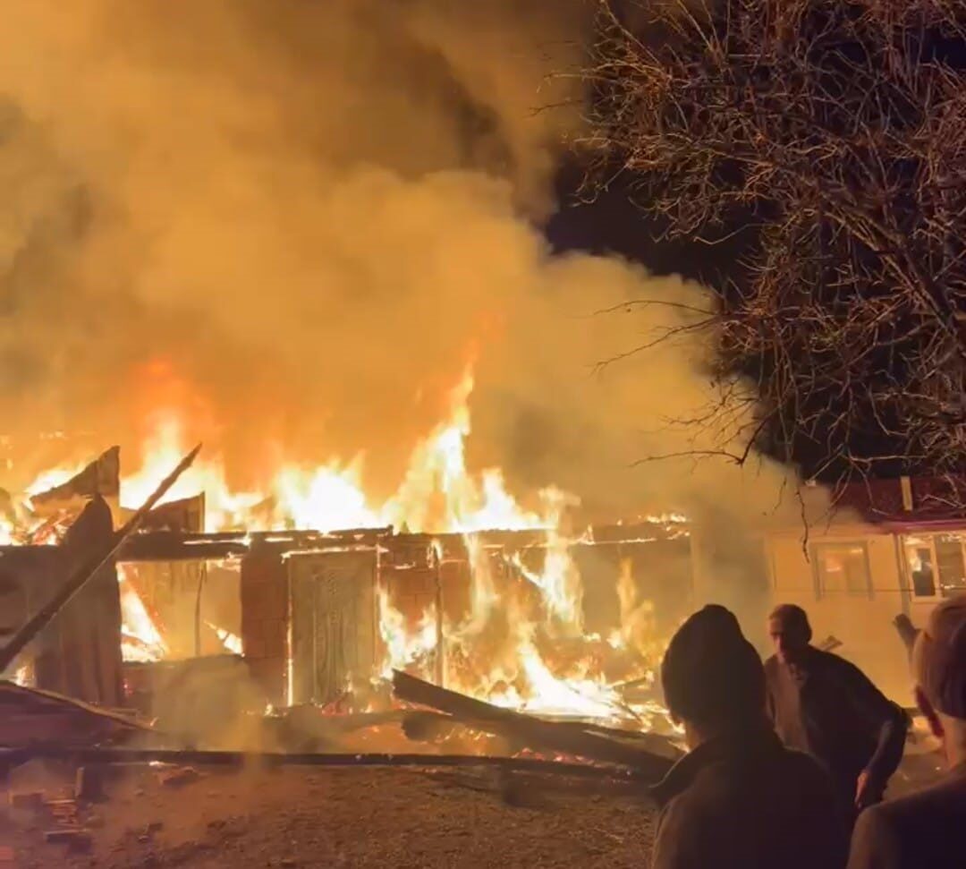 Samsun’un Vezirköprü ilçesine bağlı Kızılkese Mahallesi’nde gece saatlerinde çıkan yangın,