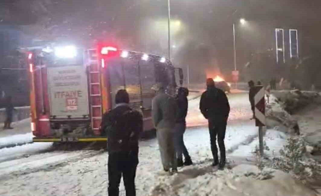 Samsun’un Canik ilçesinde karlı yokuşta ilerlemeye çalışan cipte yangın çıktı.