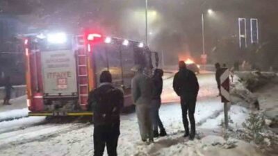 Samsun’un Canik ilçesinde karlı yokuşta ilerlemeye çalışan cipte yangın çıktı.