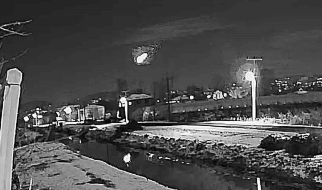 Samsun’da atmosfere giren meteor gökyüzünü aydınlattı. Kısa süreli paniğe neden