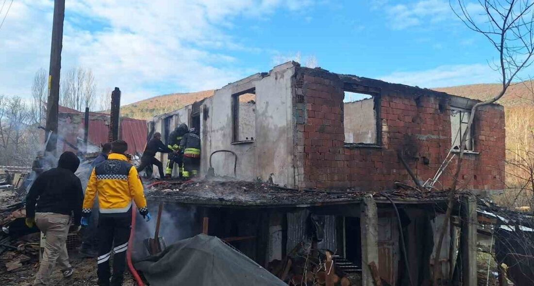 Samsun’un Vezirköprü ilçesinde bir evde çıkan yangında 2 kişi hayatını