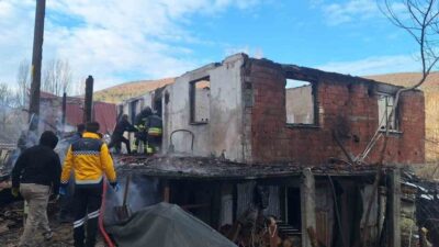 Samsun’un Vezirköprü ilçesinde bir evde çıkan yangında 2 kişi hayatını