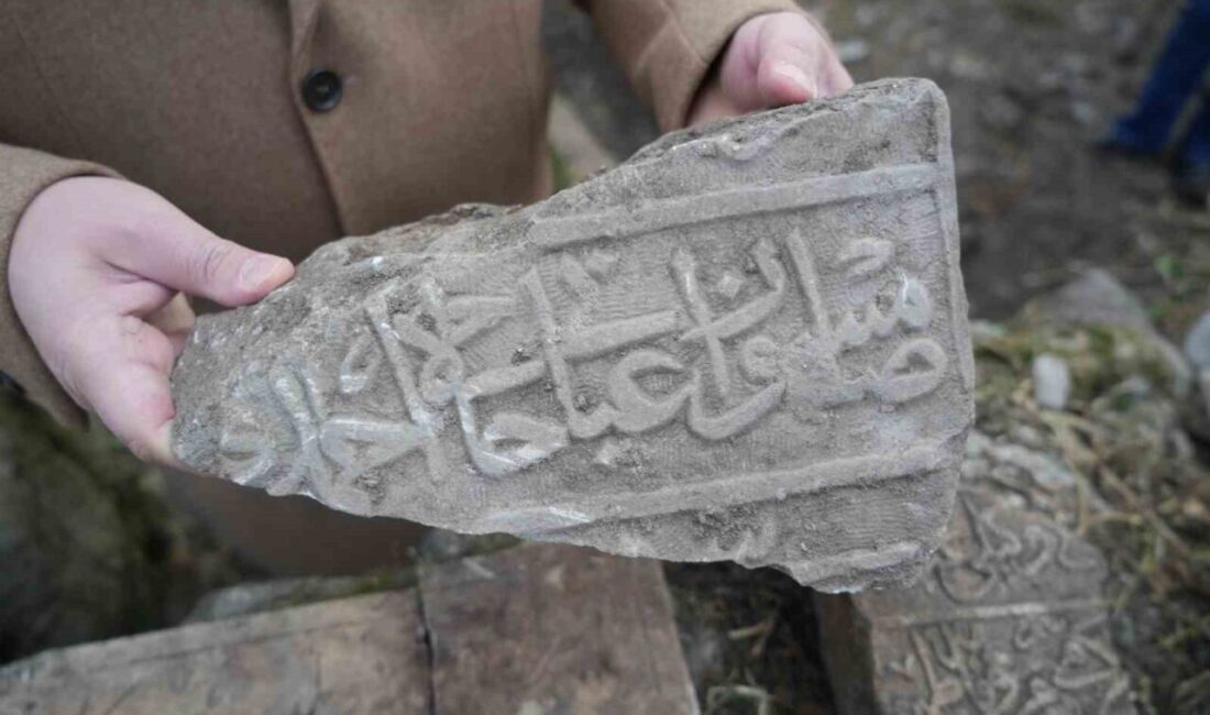 Samsun Seyyid Kutbiddin Mezarlığı’nda başlatılan kurtarma kazısında, Samsun yazılı mezar