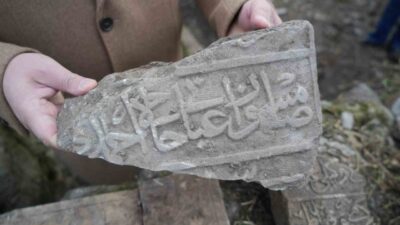 Samsun Seyyid Kutbiddin Mezarlığı’nda başlatılan kurtarma kazısında, Samsun yazılı mezar
