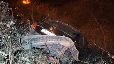 Samsun’da kontrolden çıkan otomobil 3 metre yükseklikten yuvarlandı. Sürücü kazadan