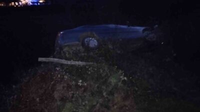 Samsun’un Salıpazarı ilçesinde otomobilin şarampole yuvarlandığı kazada 3 kişi yaralandı.