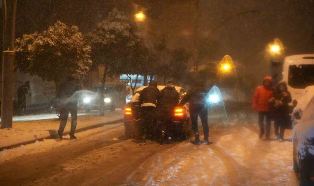 SAMSUN (İHA) – Samsun’da akşam saatlerinde etkisini artıran yoğun kar