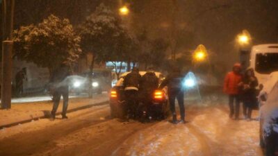 SAMSUN (İHA) – Samsun’da akşam saatlerinde etkisini artıran yoğun kar