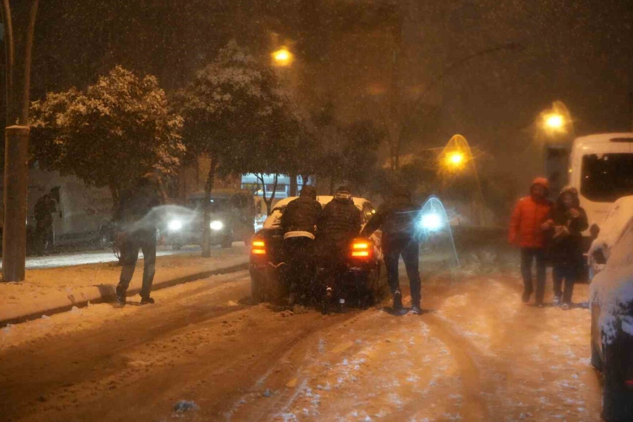 SAMSUN (İHA) – Samsun’da akşam saatlerinde etkisini artıran yoğun kar