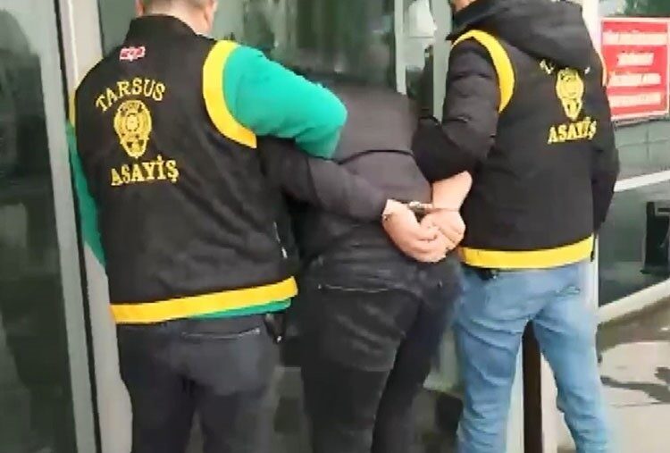 Mersin’in Tarsus ilçesinde silahla bir kuyumcuyu soyan şüpheli, adliyeye sevk