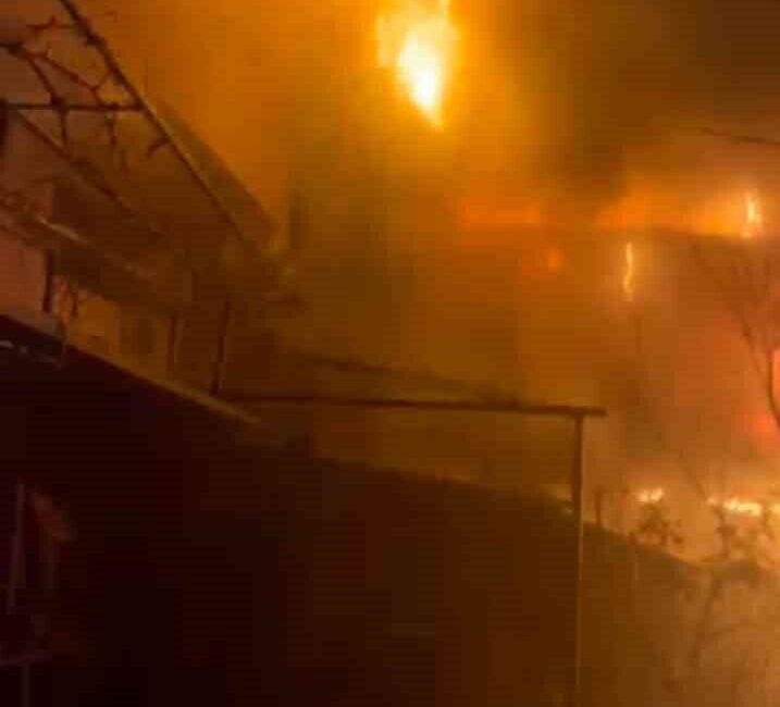 İstanbul Sancaktepe’de gece saatlerinde yükselen alevler mahallede hareketli dakikalara neden