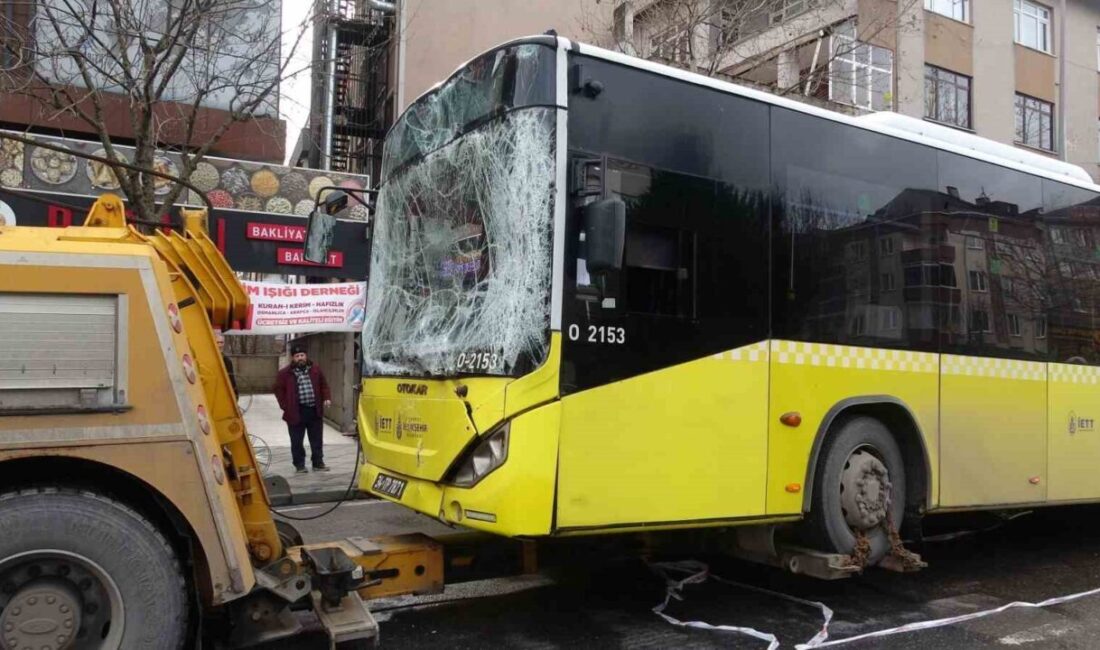 İstanbul’un Sancaktepe ilçesinde kırmızı ışıkta bekleyen araçlara arkadan gelen İETT