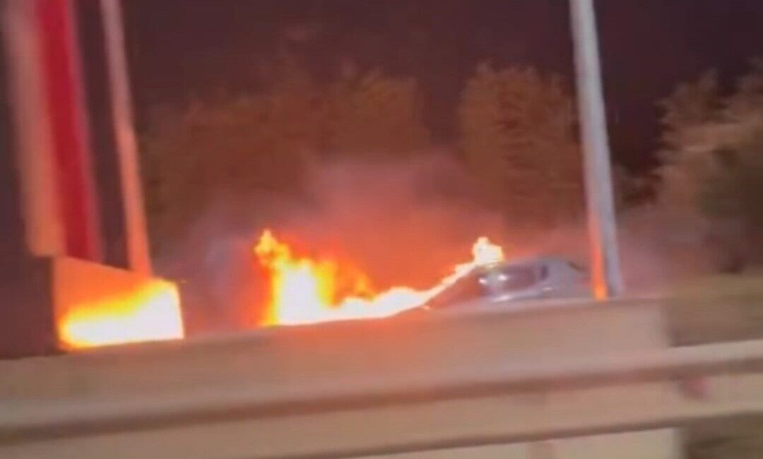 Sancaktepe’de seyir halindeyken arızalanan otomobil, dinlenme tesisinde durduktan kısa süre