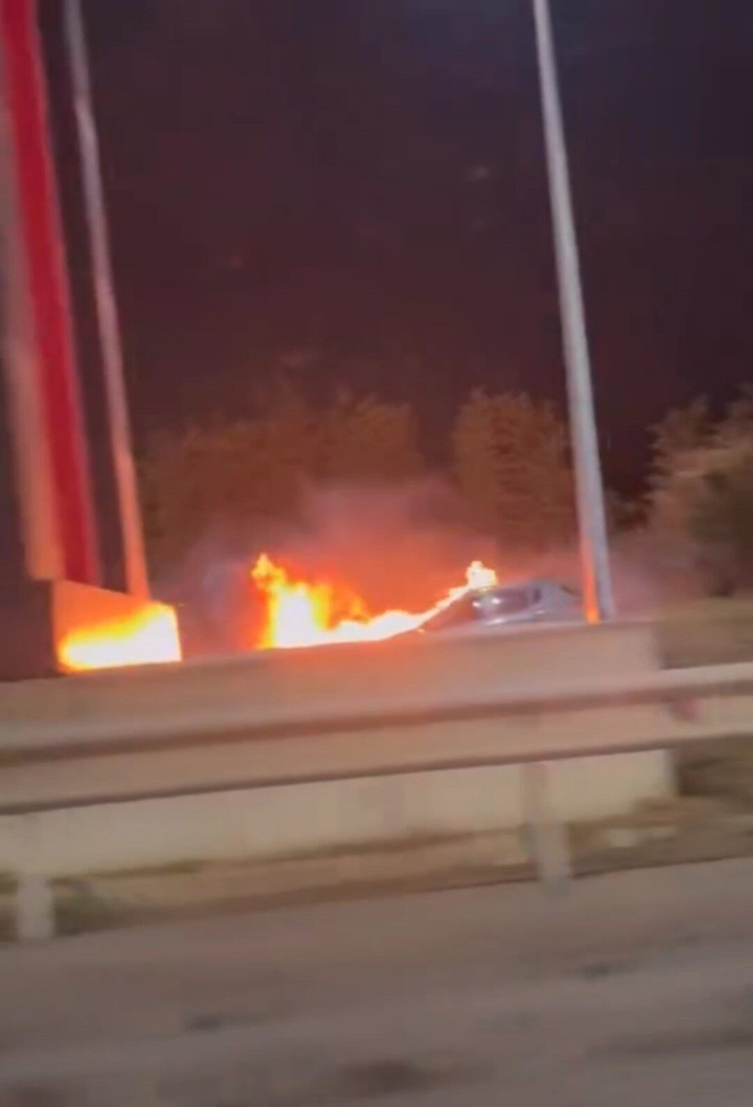 Sancaktepe’de seyir halindeyken arızalanan otomobil, dinlenme tesisinde durduktan kısa süre