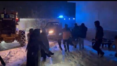 Muş’un Bulanık ilçesinde kar nedeniyle yolu kapalı Dere köyünde doğum