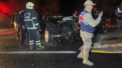 Şanlıurfa’nın Ceylanpınar ilçesinde iki aracın kafa kafaya çarpışması sonucu meydana