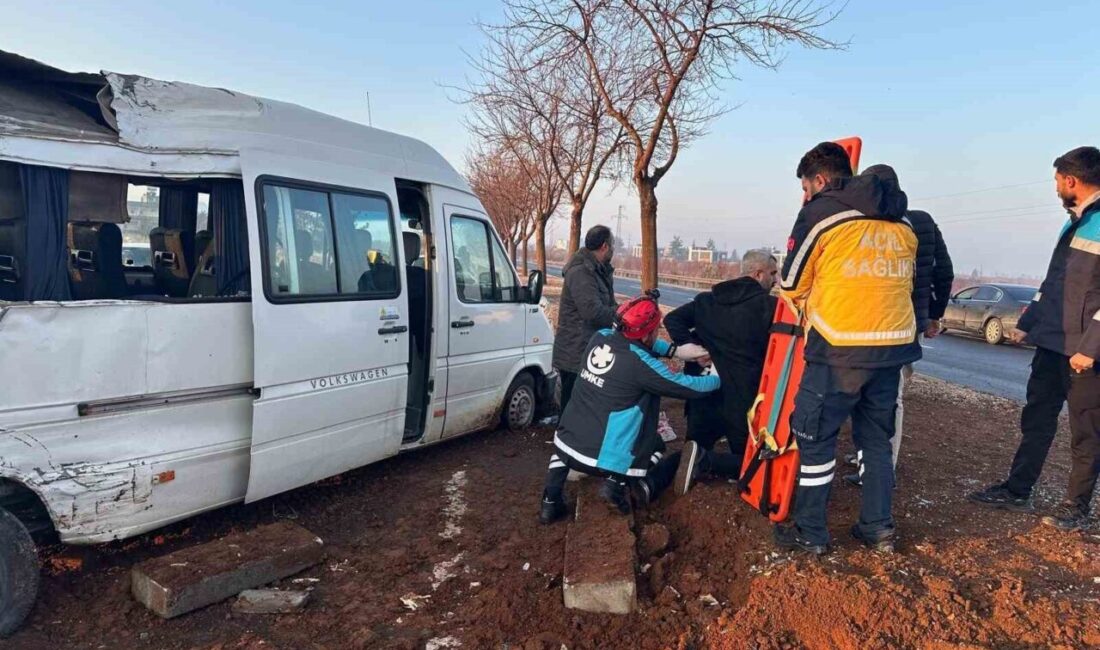 Şanlıurfa´da gizli buzlanma nedeniyle yolda çıkarak ağaca çarpan işçi servisindeki