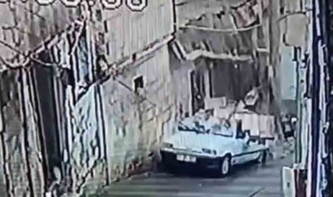 Şanlıurfa’da yoğun yağış nedeniyle bir evin istinat duvarının otomobilin üzerine