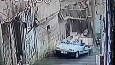 Şanlıurfa’da yoğun yağış nedeniyle bir evin istinat duvarının otomobilin üzerine