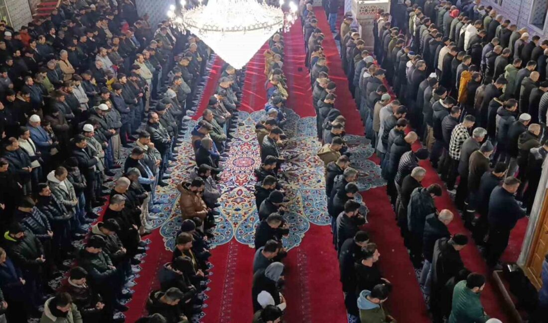 Şanlıurfa’da Miraç Kandili dolayısıyla vatandaşlar Balıklıgöl platosunda yer alan camilere
