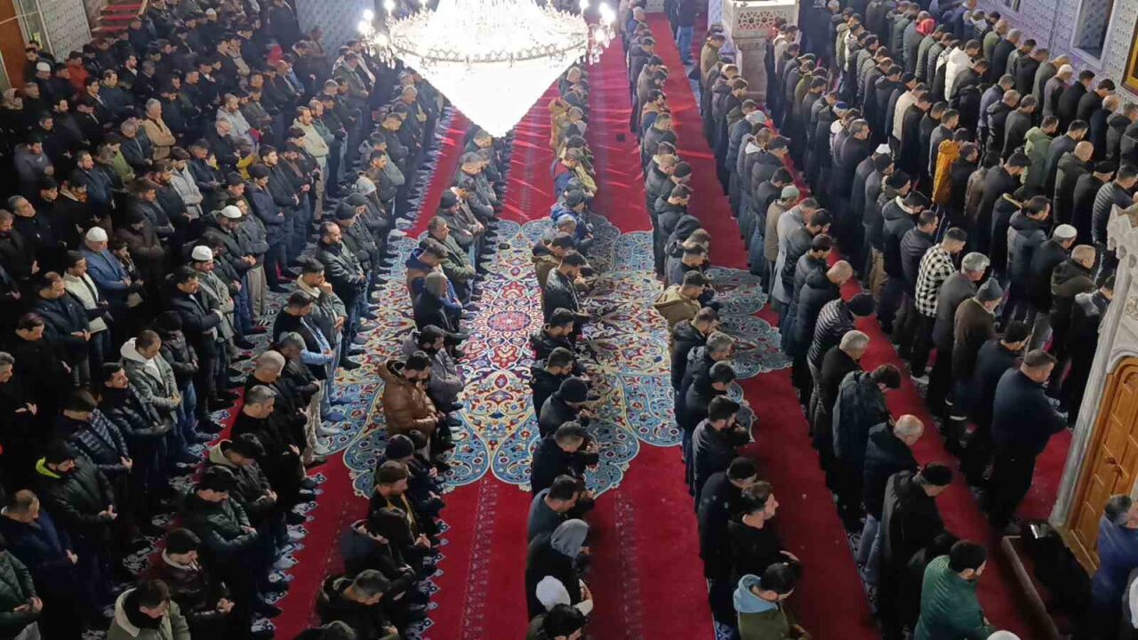 Şanlıurfa’da Miraç Kandili dolayısıyla vatandaşlar Balıklıgöl platosunda yer alan camilere