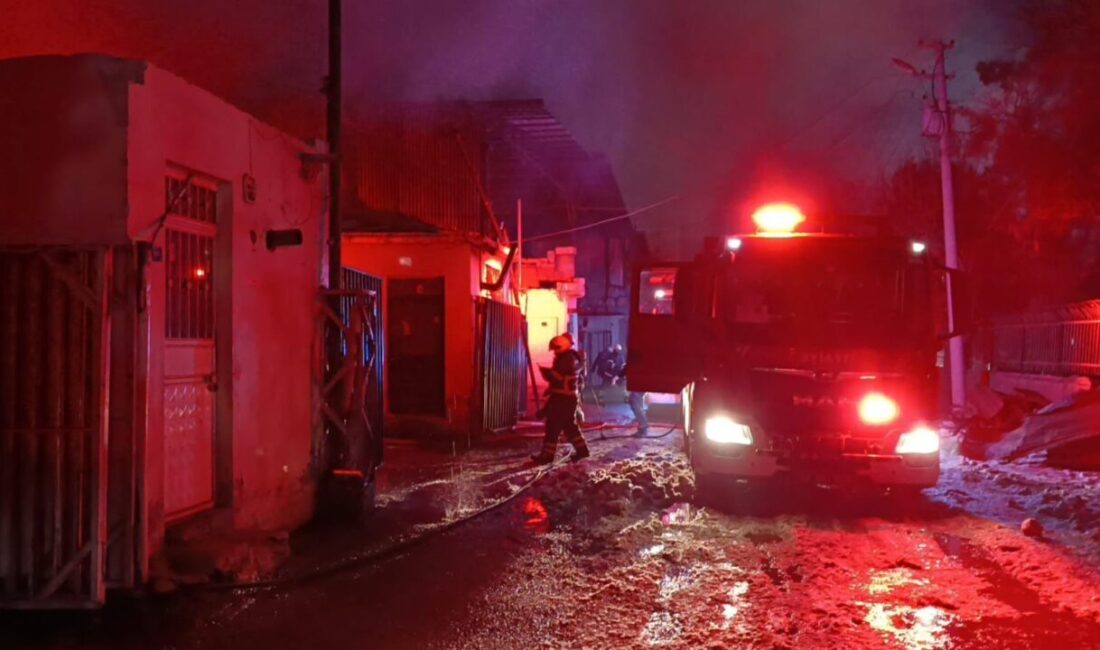 Şanlıurfa’da oduncular pazarındaki bir iş yerinde çıkan yangın, çevredeki iş