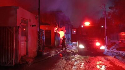 Şanlıurfa’da oduncular pazarındaki bir iş yerinde çıkan yangın, çevredeki iş