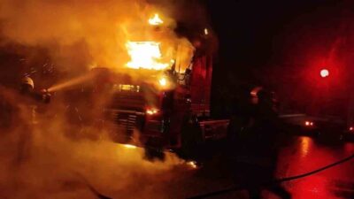 Şanlıurfa’nın Eyyübiye ilçesinde seyir halindeyken alev topuna dönen tırdaki yangın