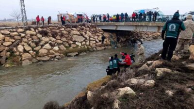 Şanlıurfa’nın Harran ilçesinde sulama kanalına düşen otomobilin sürücüsünü arama çalışmaları
