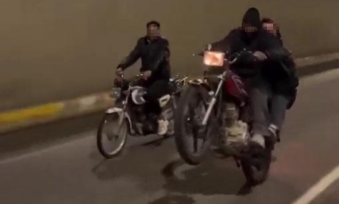 Şanlıurfa’da tek teker üzerinde motosikletiyle trafiği tehlikeye atarak seyreden sürücüye