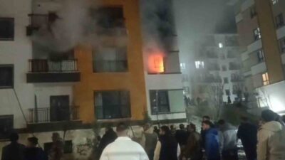 Şanlıurfa’nın Birecik ilçesindeki bir apartmanın ikinci katında çıkan yangına müdahale