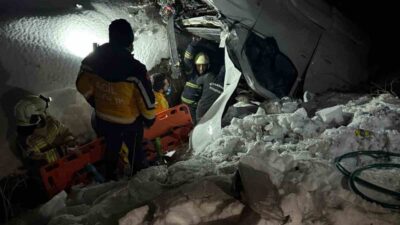 Diyarbakır’ın Bağlar ilçesinde şarampole devrilen aracın sürücüsü, itfaiye ekiplerince çıkartılarak