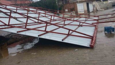 Manisa’nın Sarıgöl ilçesinde gece saatlerinde yağmurla birlikte etkili olan kuvvetli