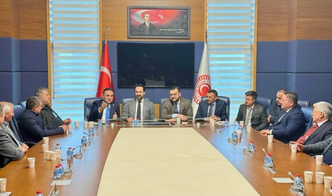 AK Parti Sarıgöl İlçe Başkanı Nihat Demirci, mahalle muhtarlarıyla birlikte