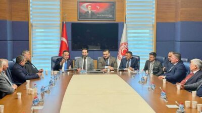 AK Parti Sarıgöl İlçe Başkanı Nihat Demirci, mahalle muhtarlarıyla birlikte