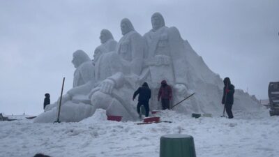 Sarıkamış Harekatı’nda Allahuekber Dağları’nda donarak şehit olan askerlerin temsili heykellerinin