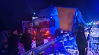 Sarıkamış’ta buzlanan yolda otobüs kamyona çarptı. Kazada 9 kişi yaralandı.
