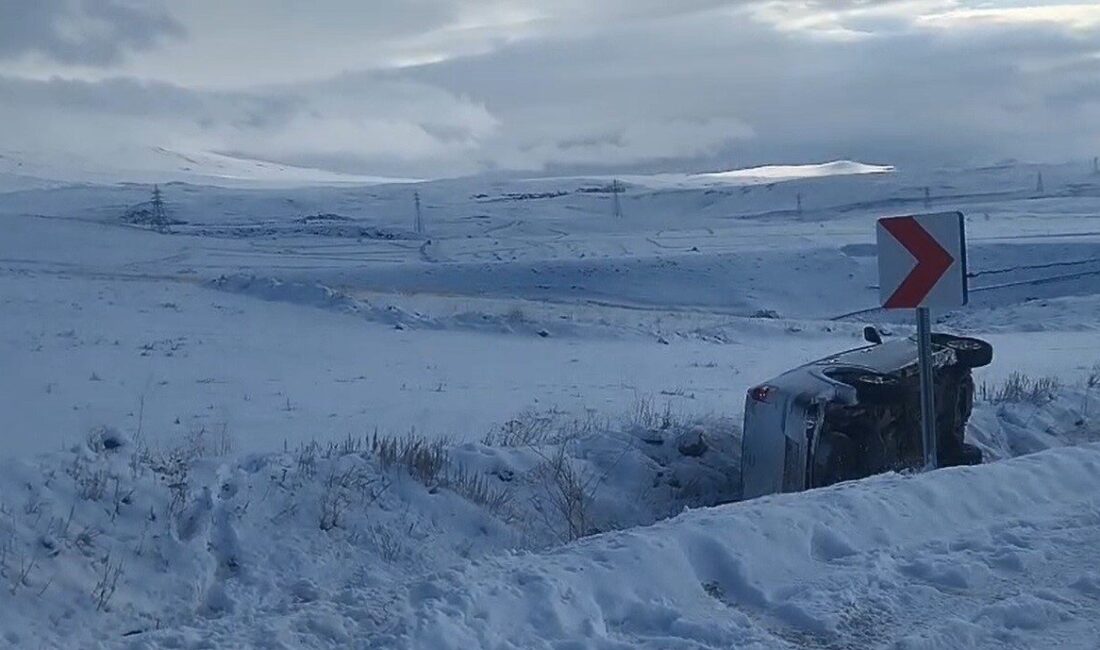 Sarıkamış’ta sürücüsünün direksiyon hakimiyetini kaybettiği otomobil takla attı. Kazada otomobil