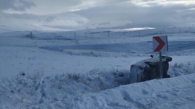 Sarıkamış’ta sürücüsünün direksiyon hakimiyetini kaybettiği otomobil takla attı. Kazada otomobil