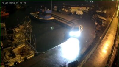 Sarıyer’de gündüz saatlerinde direksiyon hakimiyetini kaybeden sürücü mendirekten denize uçmuştu.