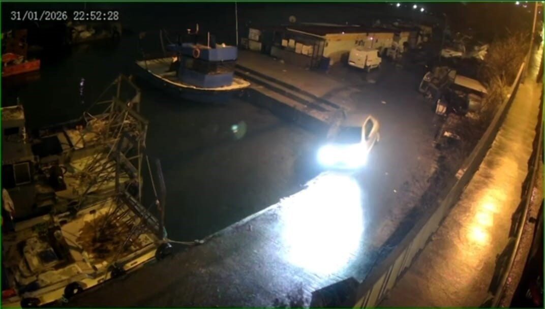 Sarıyer’de gündüz saatlerinde direksiyon hakimiyetini kaybeden sürücü mendirekten denize uçmuştu.