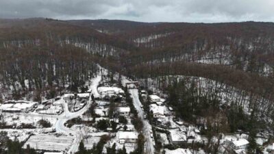 Megakent İstanbul’da etkili olan yoğun kar yağışı kenti beyaza bürüdü.