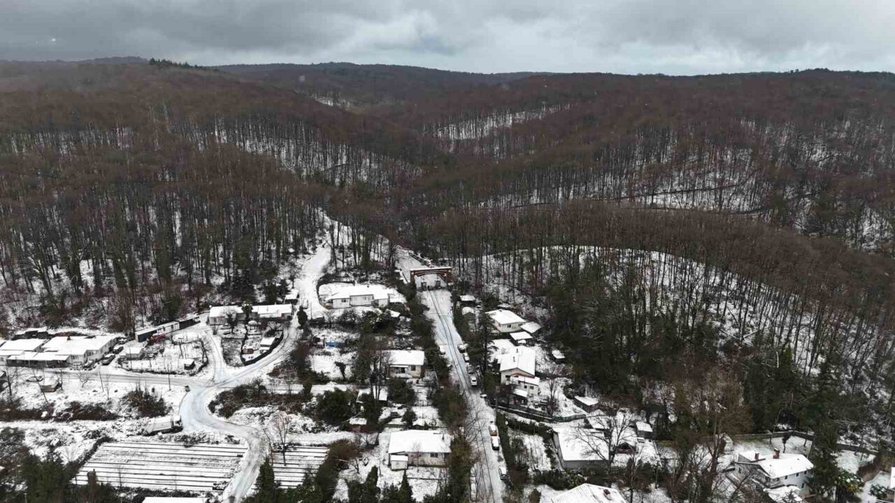Megakent İstanbul’da etkili olan yoğun kar yağışı kenti beyaza bürüdü.