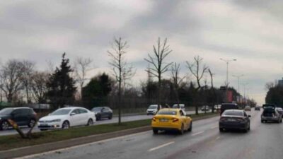 İstanbul Sarıyer’de kontrolden çıkan otomobil refüjü aşarak karşı şeritteki araçla