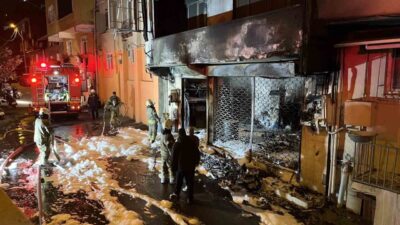 İstanbul Sarıyer’de 3 katlı binanın girişindeki motosiklet tamirhanesi alev alev